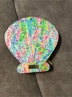 LILLY PULITZER "CATCH THE WAVE" DESIGN SHELL MAKEUP BAG - Brushes not included